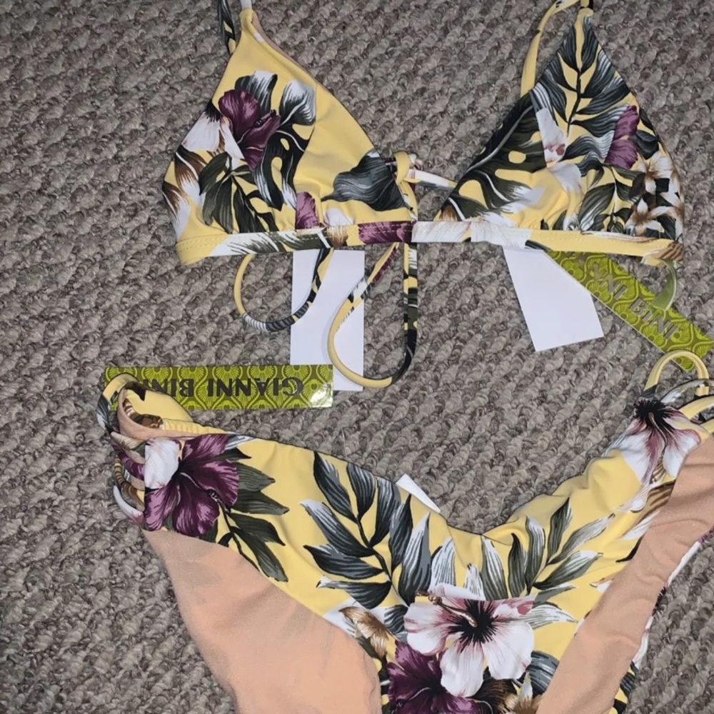 bikini - Picture 2 of 2
